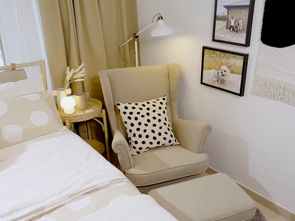 침실에 놓인 암체어 사진