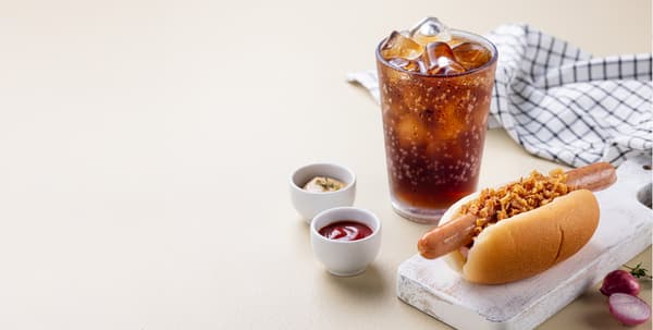 커피와 핫도그 사진