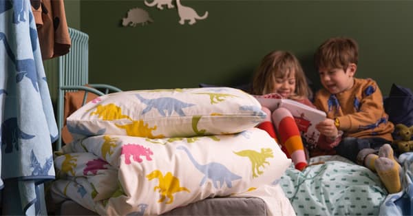 ילדים נהנים ביחד בחדר וקוראים ספר