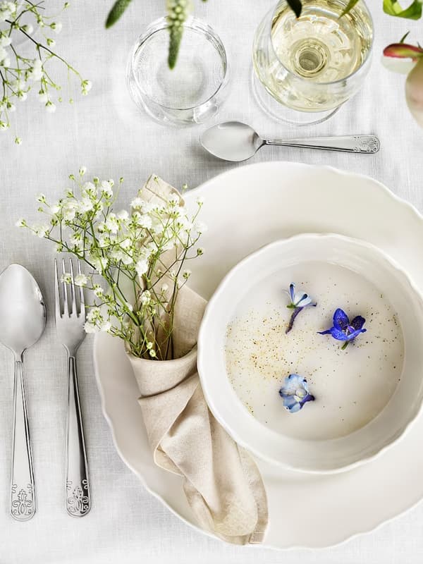 צלחות וסכום על מפה לבנה