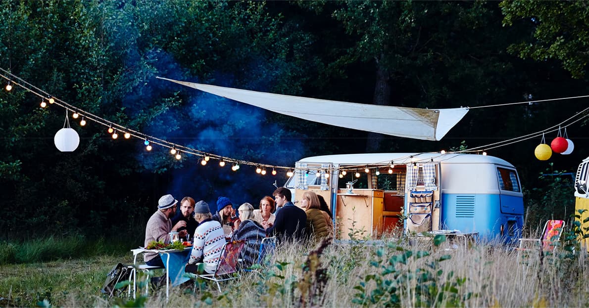 ארוחת ערב בגינה עם חברים