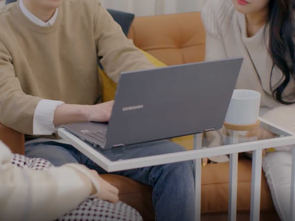 노트북 스탠드를 활용해 업무를 하는 모습