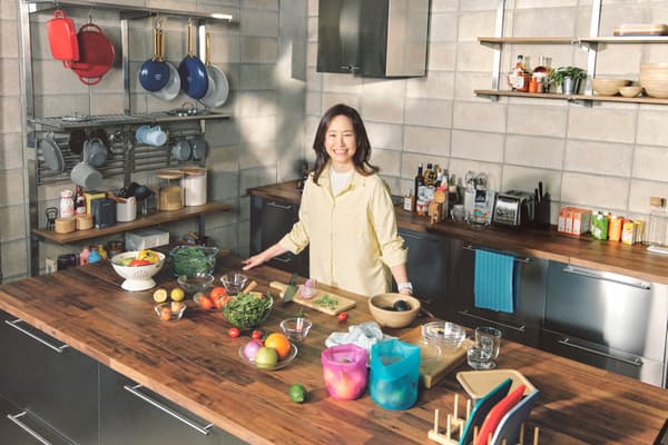 본인의 주방 앞에 서 있는 강주은씨의 모습