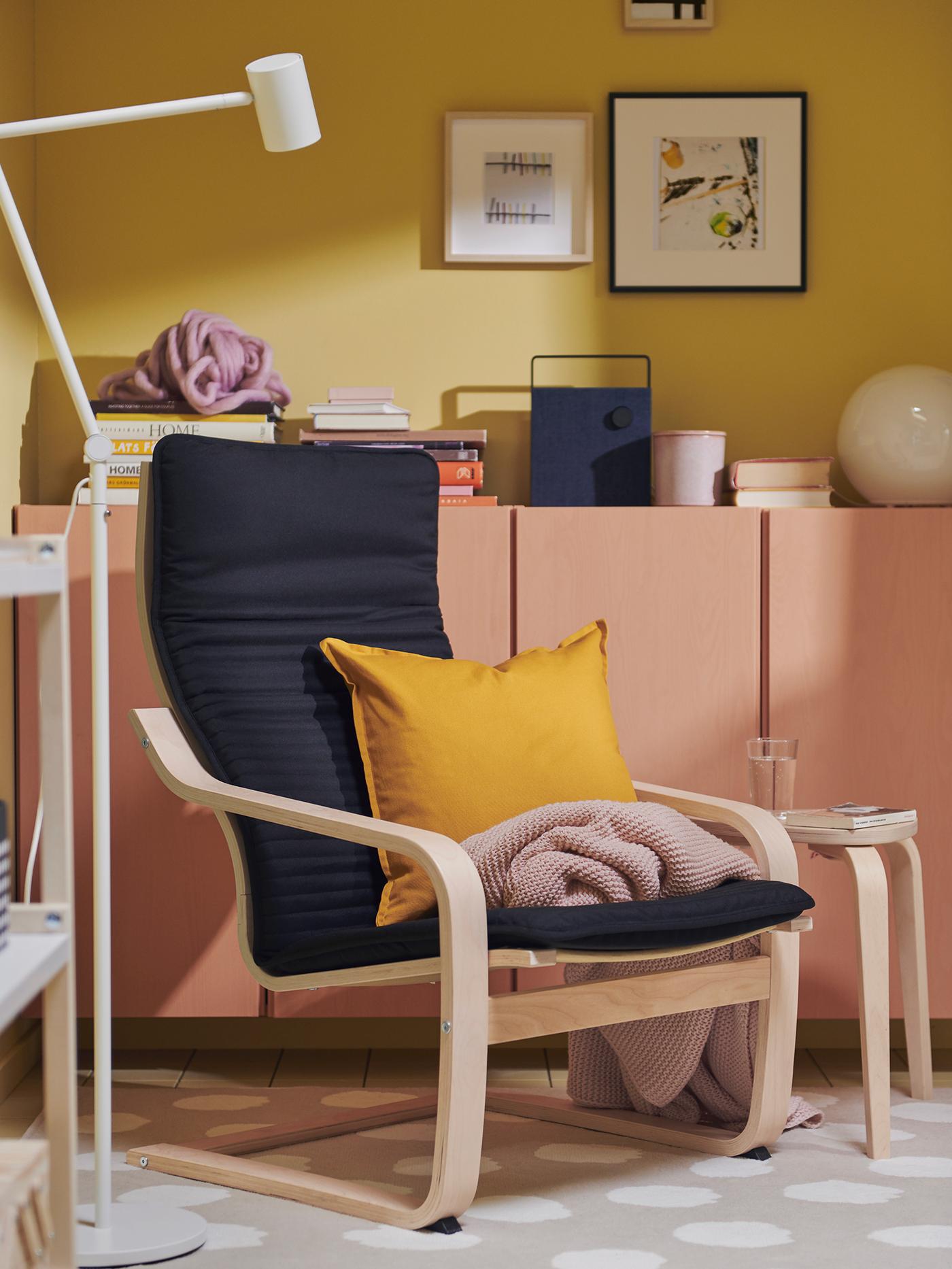 검정색 시트의 포엥과 노란색 쿠션의 이미지