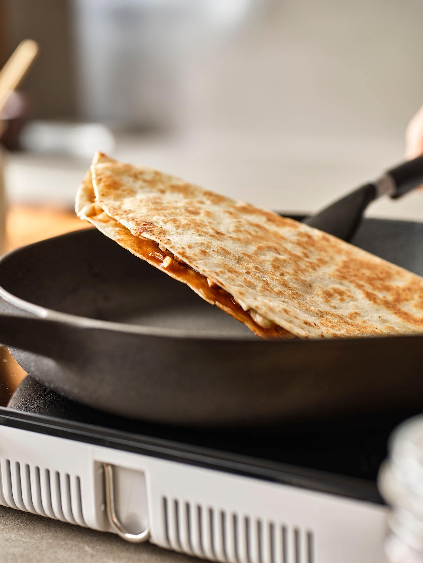 팬에 또띠아를 익히는 컷