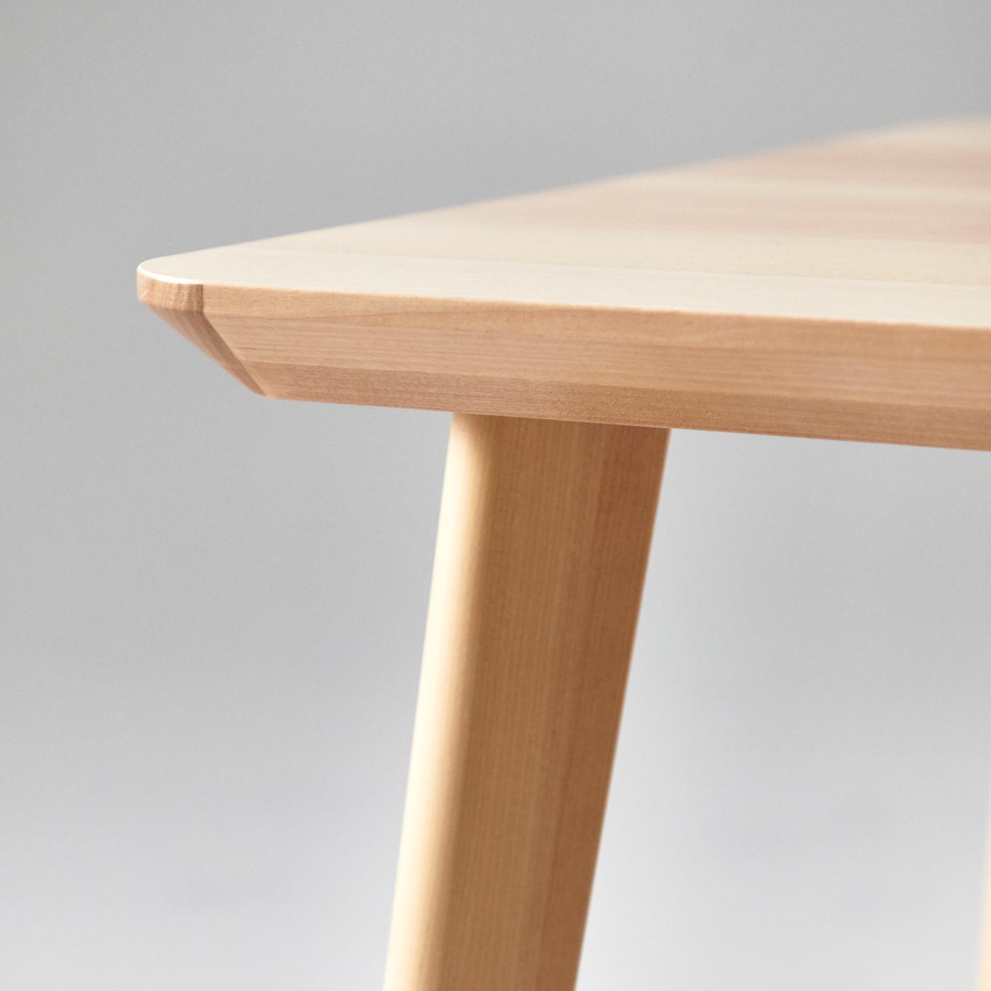 리사보 식탁의 모서리 클로즈업 