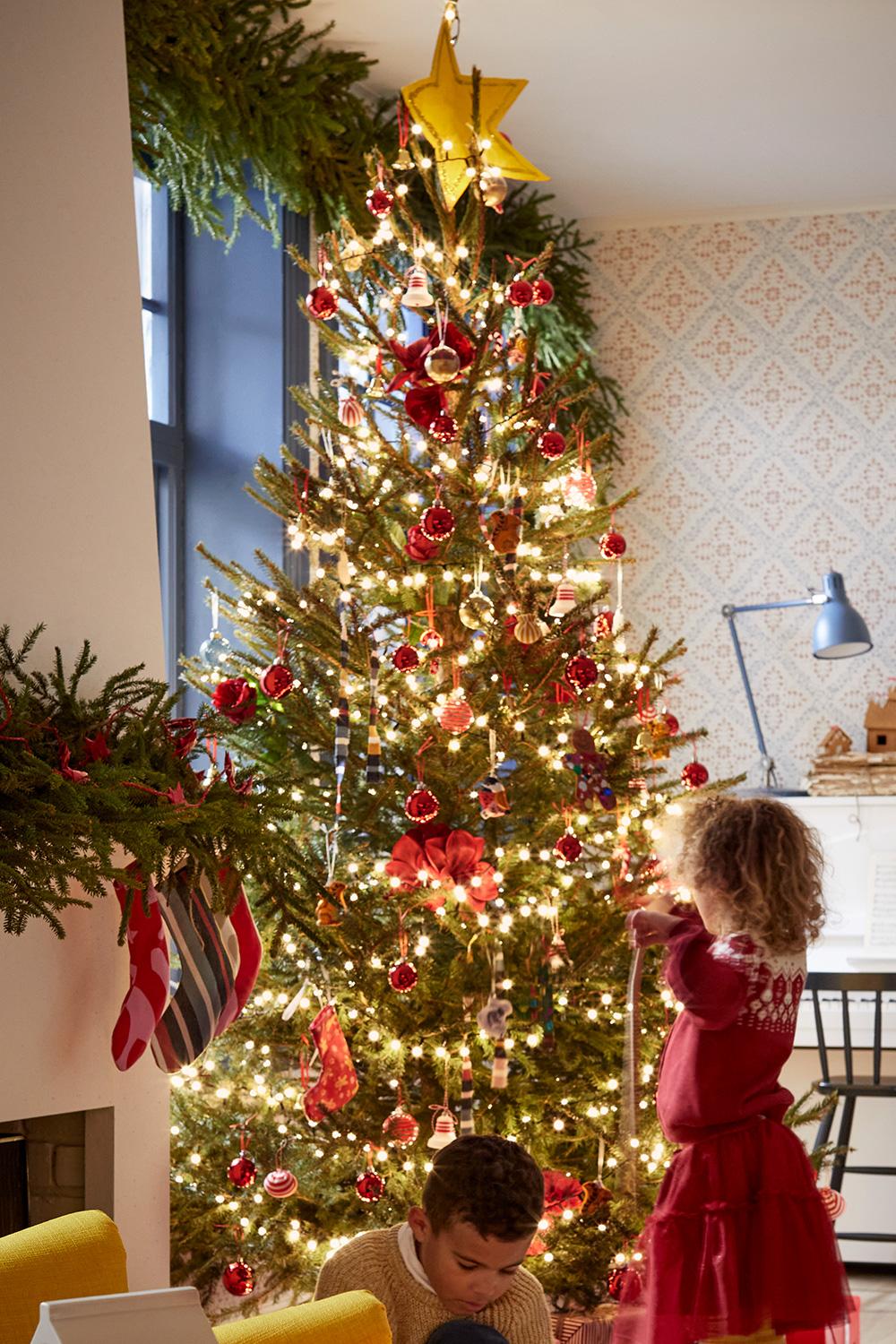 트리를 꾸미는 어린 소녀