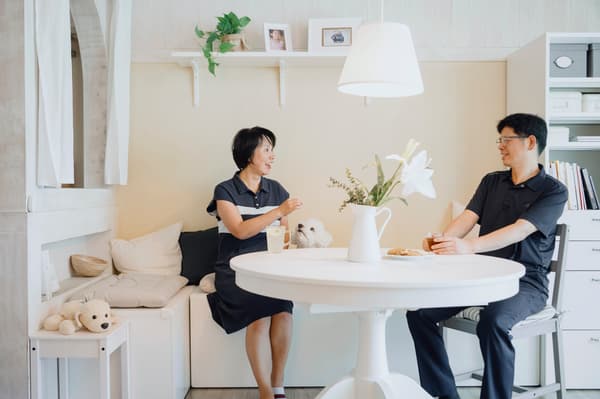 거실에서 마주 앉은 부부 이미지