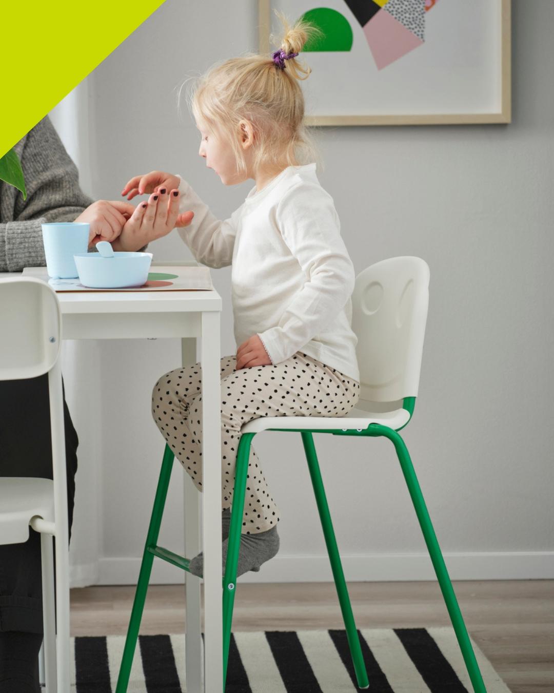 아이가 유아의자에 앉아 식사하는 장면