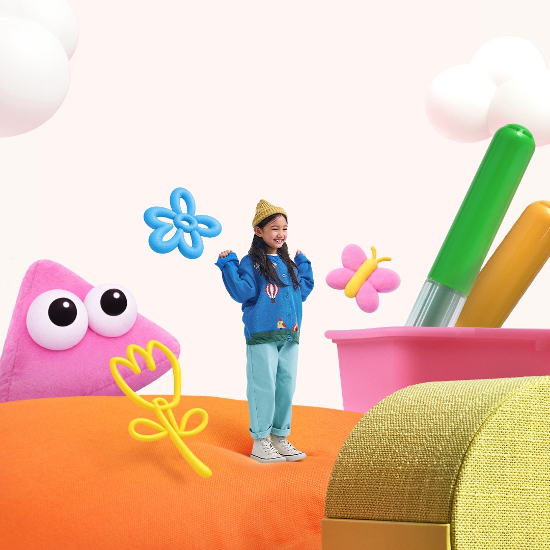 어린 여자 아이가 예쁜 배경이 있는 장소에 활짝 웃으며 서 있는 사진