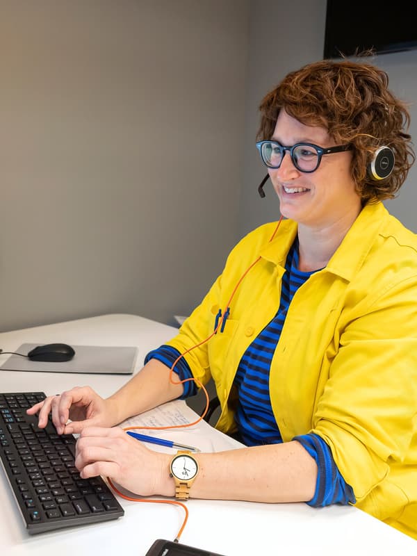 이케아 직원이 헤드셋을 끼고 컴퓨터를 하고 있는 사진