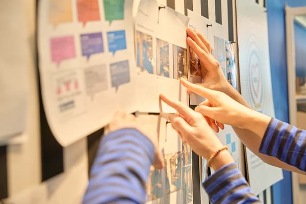 종이를 가르키고 있는 손