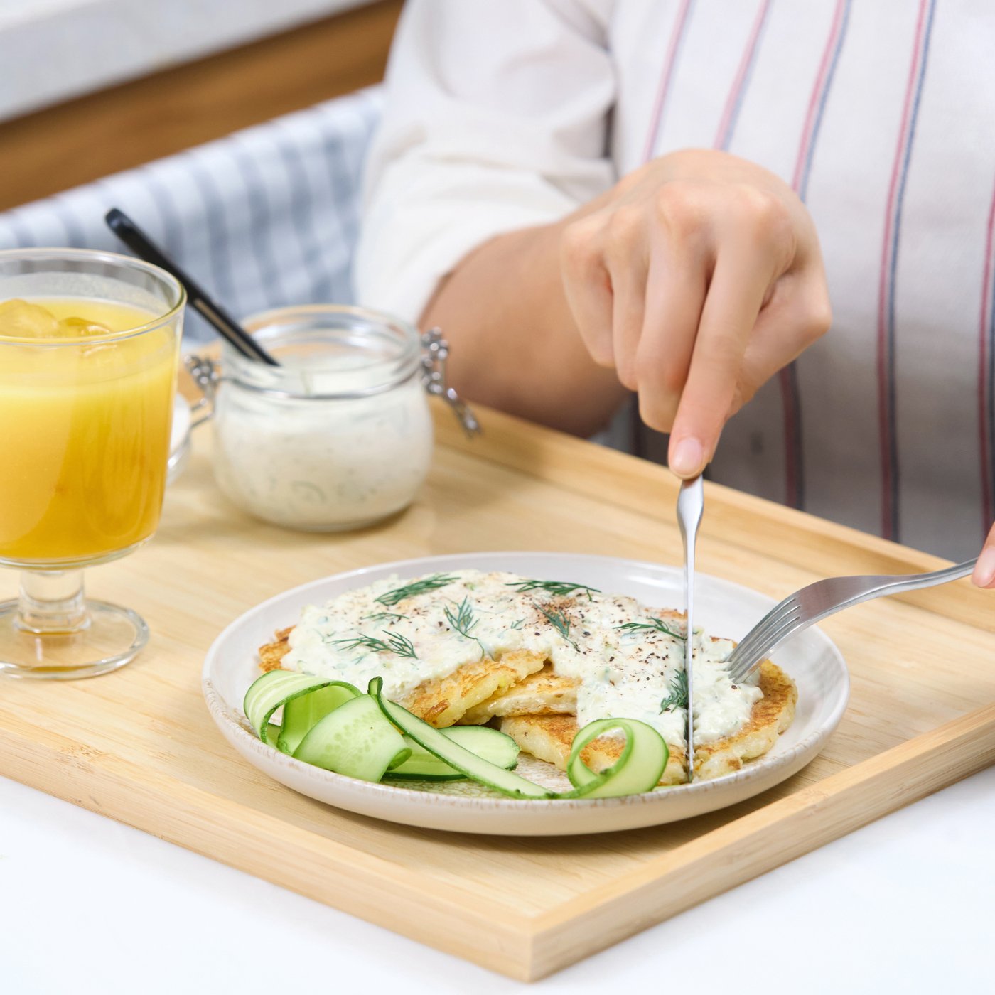 스웨디시 감자전을 자르는 모습