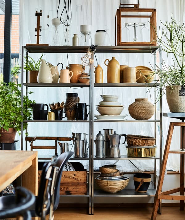 เซรามิกและเครื่องครัวตั้งโชว์บนชั้นวางสูงทำด้วยเหล็ก