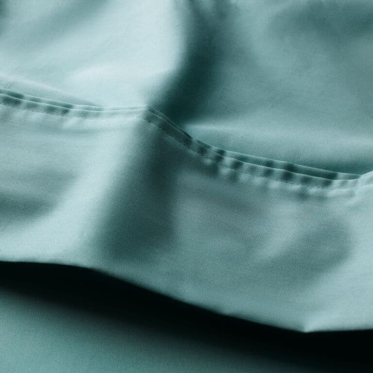 녹색 침구가 줌인된 사진