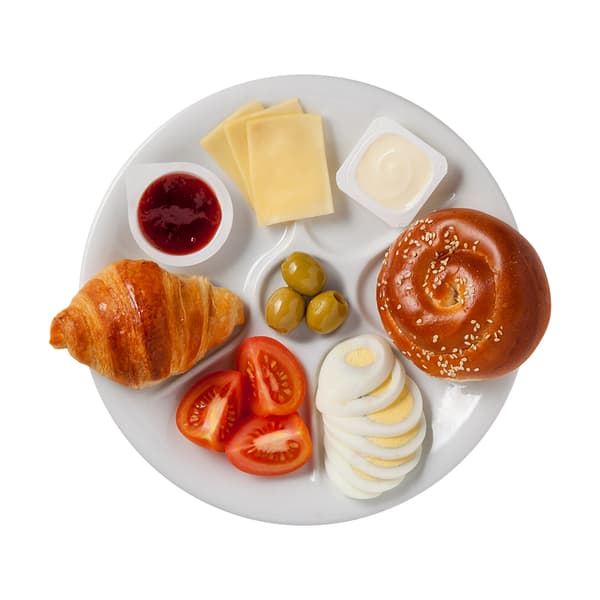 מיני מאפה, לחמנייה, גבינה צהובה, חמאה, ביצה קשה, פלחי עגבנייה, זיתים, ריבה, כוס קפה על צלחת