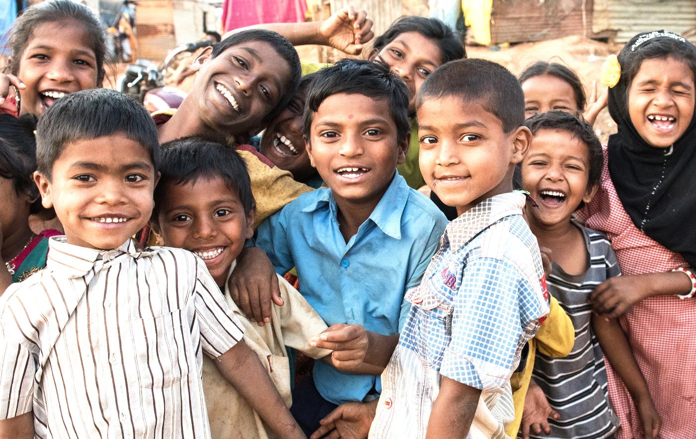 กลุ่มของเด็กชายและเด็กหญิงกำลังยิ้มและหัวเราะ