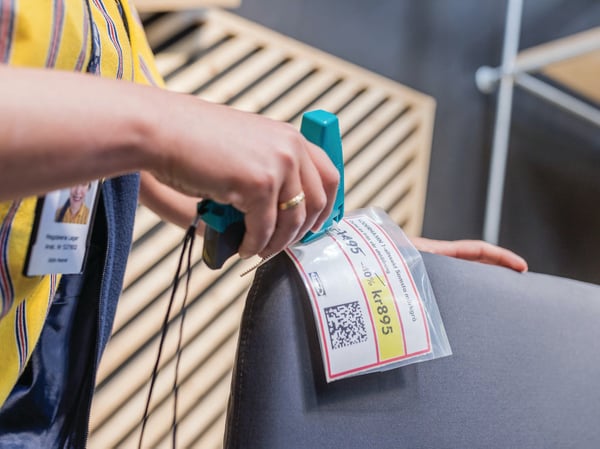 제품에 택을 붙이는 손