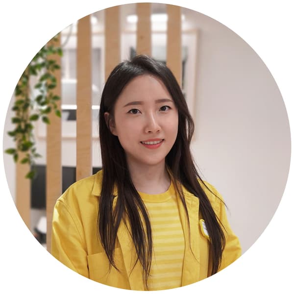 이케아 옷을 입은 여성의 사진