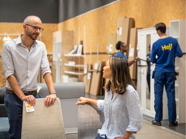 자원순환 허브에서 대화를 나누는 남녀의 모습