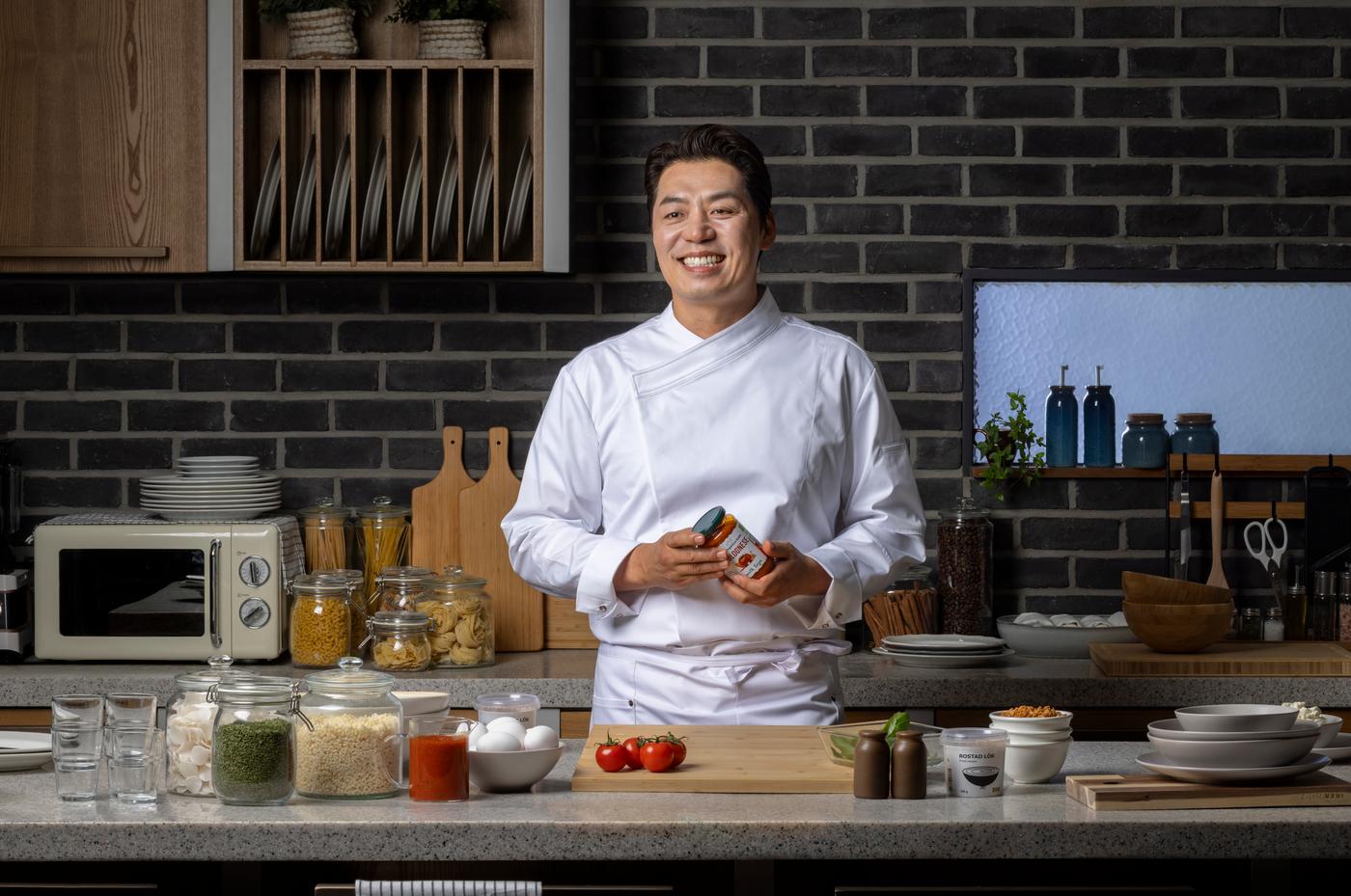 환하게 웃고있는 송훈 셰프 이미지