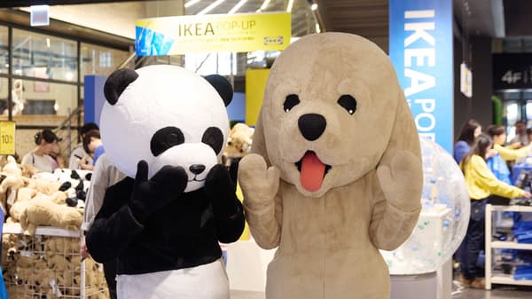이케아 팝업스토어 앞에 이케아 인형탈 두마리가 서있는 모습