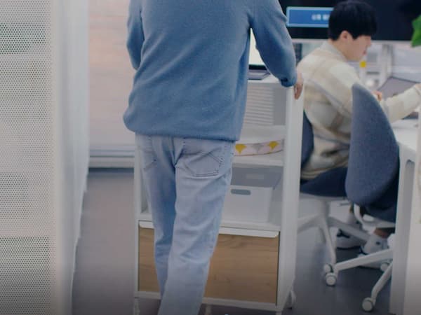 이동식 수납유닛을 움직이고 있는 직원