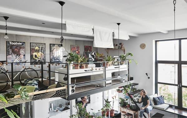 โต๊ะสองตัวและต้นไม้บนชั้นลอย