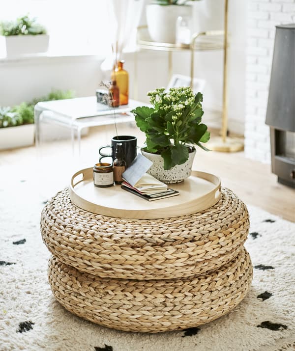 สตูลวางเท้าทำจากหวายวางซ้อนกันและใช้เป็นโต๊ะข้าง