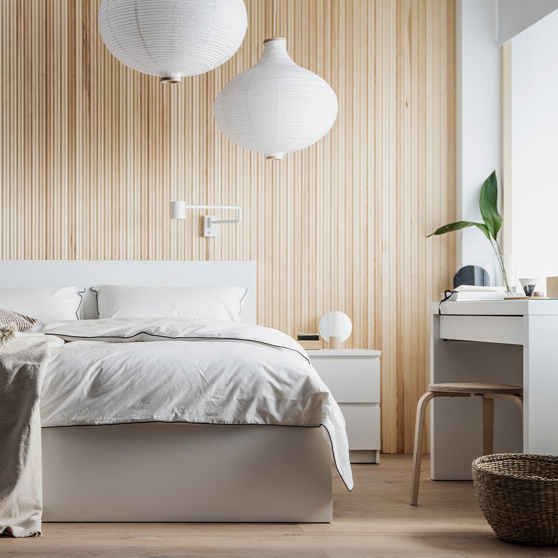 침실에 뉴트럴한 톤의 침대, 협탁, 등이 있는 모습