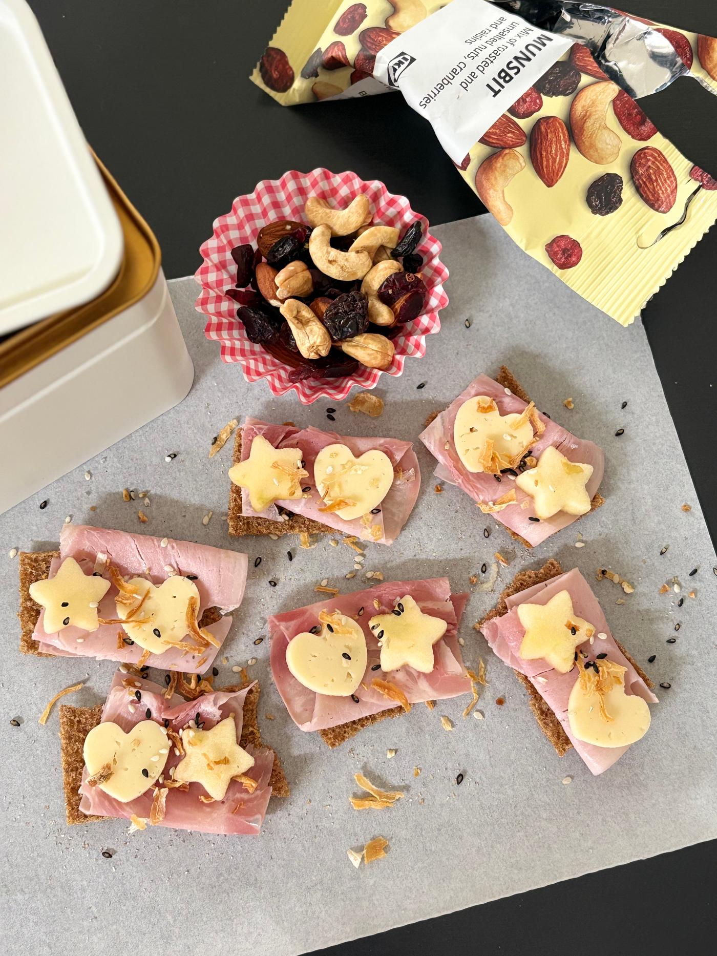 치즈와 사과를 올린 카나페 이미지