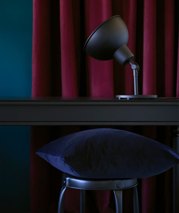 ในฤดูกาลนี้ จับคู่ระหว่างความลึกและอิ่มของโทนสีอัญมณีกับความรู้สึกแบบอุตสาหกรรมของไม้พะยูงดำ