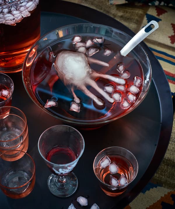 เติมน้ำใส่ถุงมือพลาสติกแล้วนำไปแช่แข็งเพื่อสร้างน้ำแข็งรูปมือที่ดูน่ากลัวในโหลน้ำพันช์ของคุณ