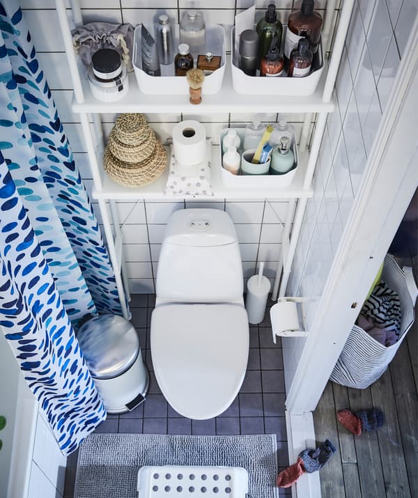 ของใช้ในห้องน้ำอยู่บนชั้นวางของเหนือสุขภัณฑ์