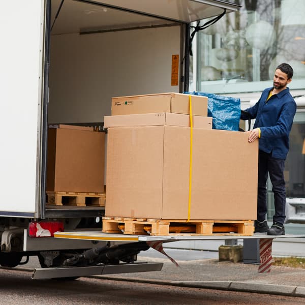 מוביל מוריד ערימת ארגזים גדולה ממשאית