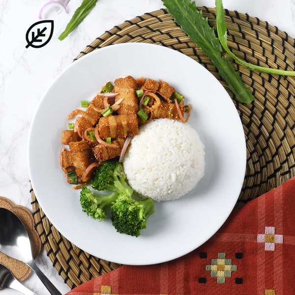 ลาบหมูกรอบแพลนต์เบส
เสิร์ฟพร้อมข้าว