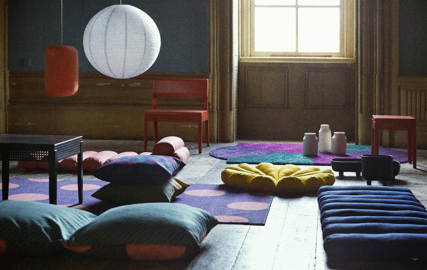 ห้องนั่งเล่นพร้อมหมอนอิงลายสดใสและพรมที่กระจัดกระจายอยู่บนพื้น