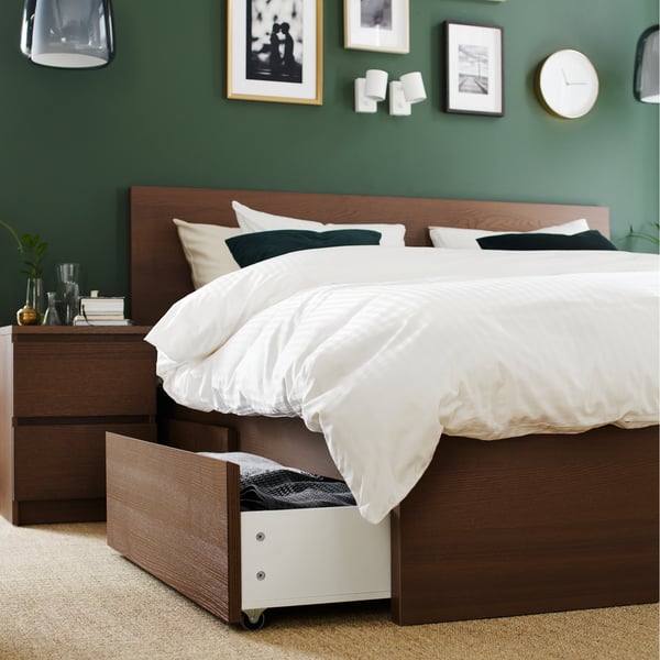 브라운스테인 물푸레무늬목으로 만든 침대프레임과 침대협탁, 화이트 색상의 이불커버와 베개커버