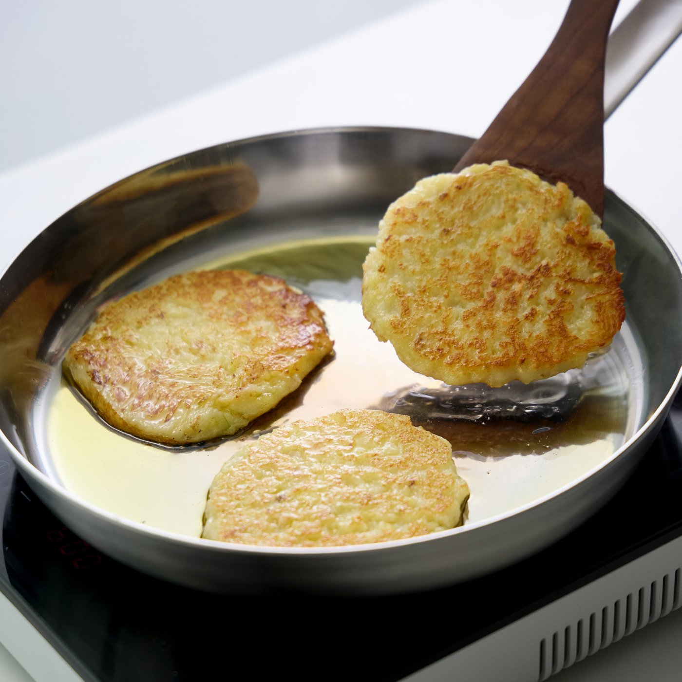 프라이팬에 감자전을 굽고 있는 모습