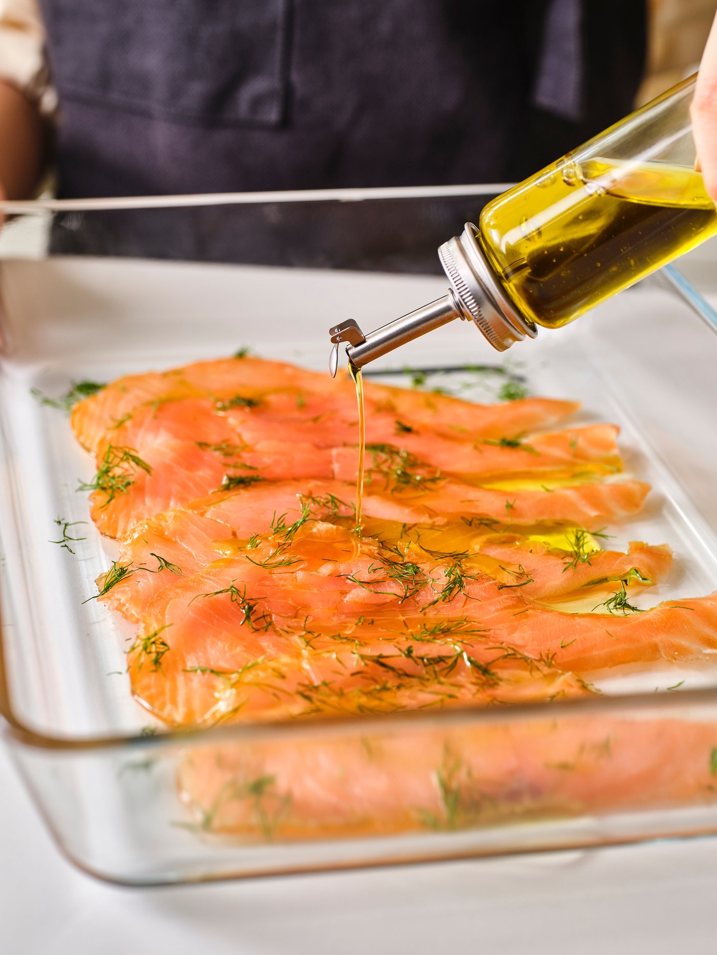 훈제연어 위에 올리브오일과 딜 뿌리는 컷