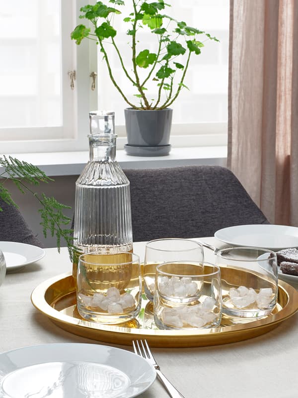 מגש מוזהב עם קנקן וכוסות