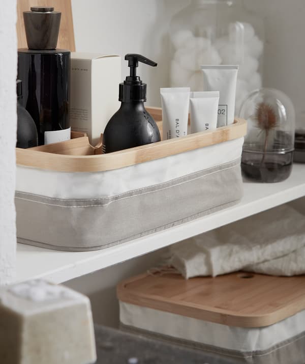 กล่องมีช่องแบ่งที่ใส่เครื่องสำอางเป็นระเบียบและอุปกรณ์จัดเก็บดูหรูหราบนชั้นวางของติดผนัง