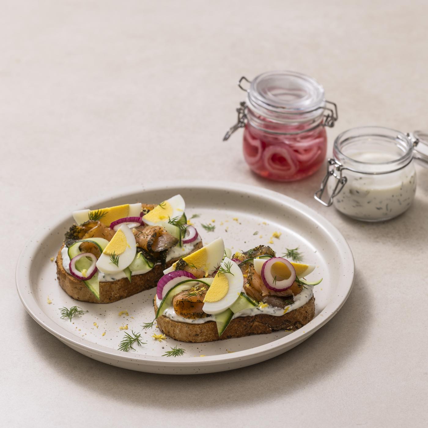 훈제연어 오픈 샌드위치 이미지