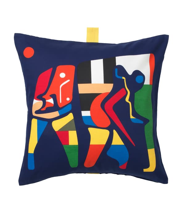 หมอนอิงสีน้ำเงินลายช้างสีสดใสบนพื้นหลังสีขาว