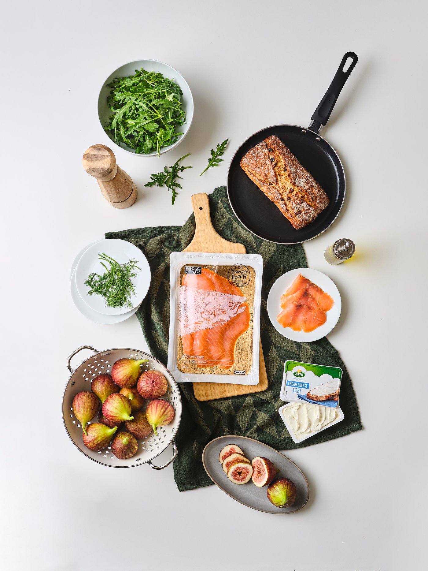 제철 무화과와 부드러운 연어의 건강한 오픈 샌드위치 재료 부감컷철 무화과와 부드러운 연어의 건강한 오픈 샌드위치 재료컷