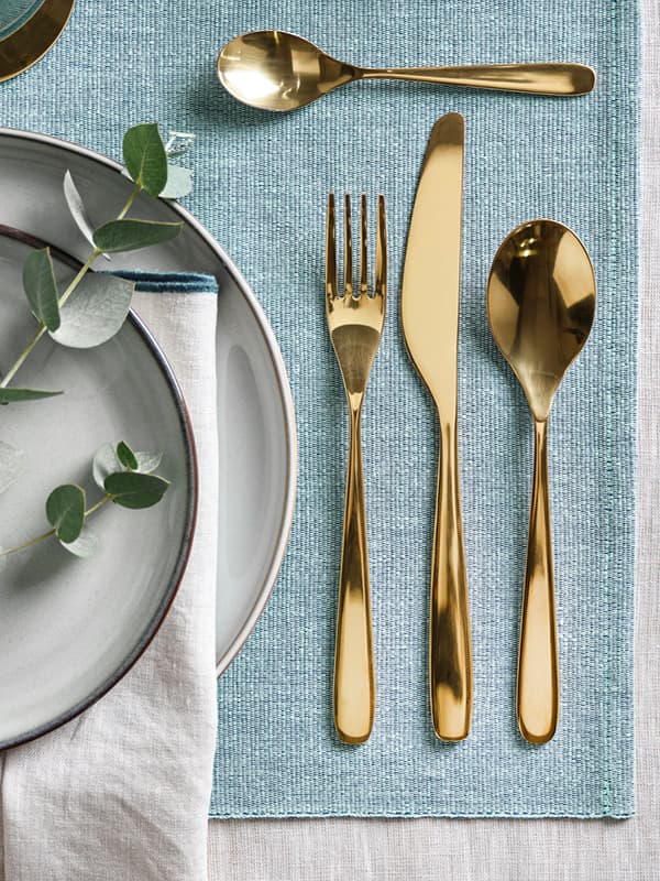 סכום מוזהב על מפית אירוח