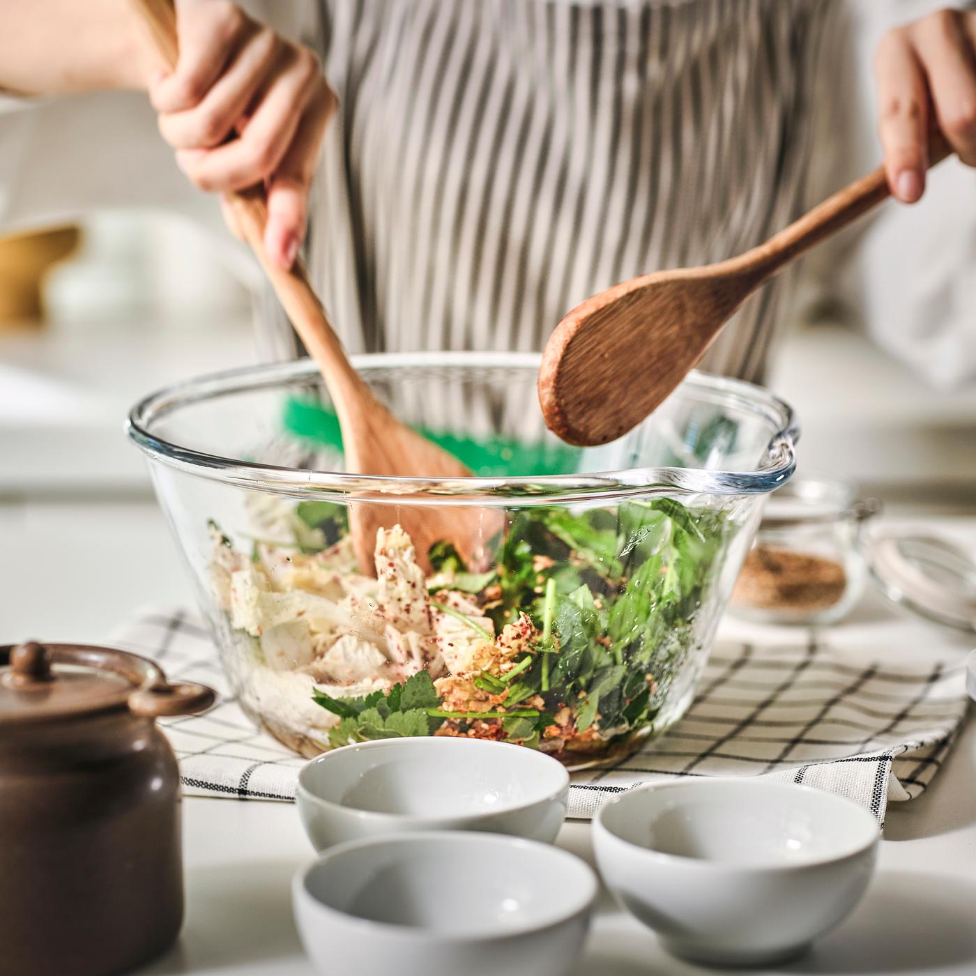 유리 볼에 참나물과 배춧잎, 양념재료, 양파 후레이크 모두 넣고 버무리는 컷