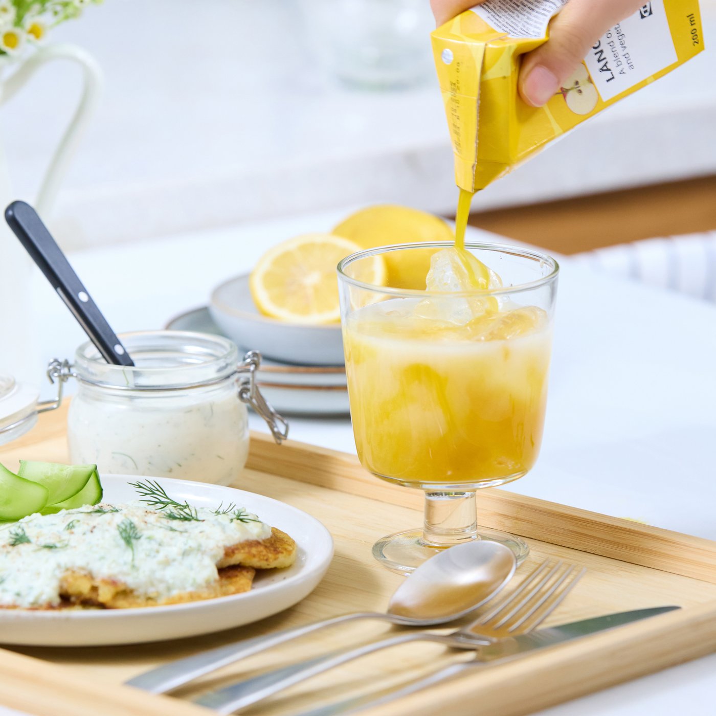 쟁반에 음식이 담긴 그릇과 음료잔이 담겨있는 모습