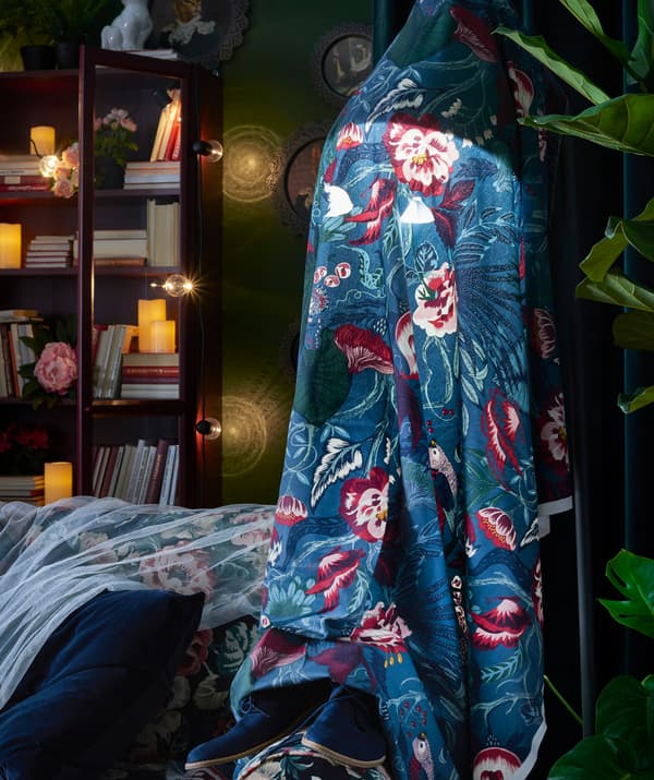 เพิ่มแสงไฟโทนอุ่นและความรู้สึกหลอนๆ ด้วยการประดับสิ่งทอที่ดูเข้ากันไปที่โคมไฟตั้งพื้น