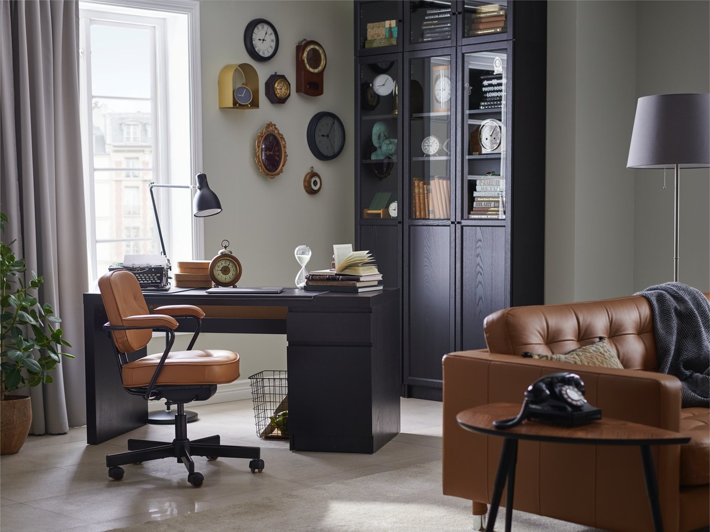 Wohnzimmer mit Arbeitsbereich im klassischen Stil - IKEA